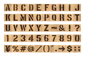 Naklejka premium 木製アルファベットと数字のステンシルフォント、大文字スタンプのセット