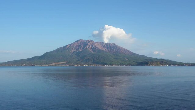 錦江湾に浮かぶ桜島
