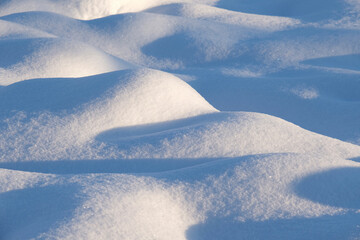 Fototapeta na wymiar Snowdrifts on a frosty sunny day