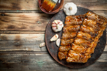 Grilled ribs with tomato sauce and garlic.