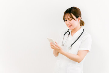 スマホのアプリを使う看護師・介護士・医者