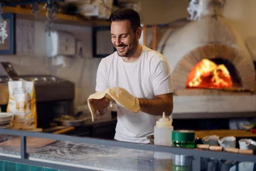Plexiglas foto achterwand Pizza chef working in the kitchen © zorandim75