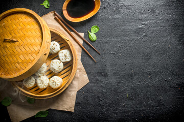 Obraz na płótnie Canvas Traditional dish. Hot dumplings of manta with meat.