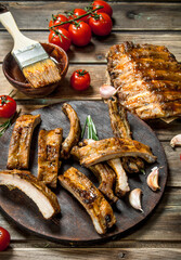 Chopped ribs grilled with a sauce.
