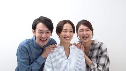 大きく笑う日本人男女