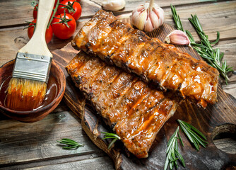 Grilled ribs with tomato sauce and garlic.