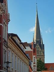 Blick auf historische Häuser und die Kirche St. Nikolai in der Altstadt von Flensburg, Schleswig-Holstein, Deutschland