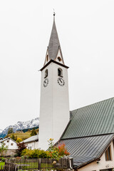 Ardez, Dorf, Kirche, Bergdorf, Engadinerhäuser, Alpen, historische Häuser, Brunnen, Wanderweg, via Engiadina, Engadin, Unterengadin, Graubünden, Herbst, Herbstfarben, Schweiz 