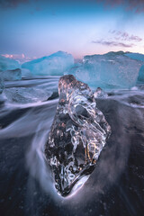Acqua che scorre sotto un blocco di ghiaccio, sulla Spiaggia dei diamanti in Islanda