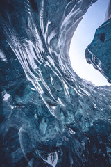 All'interno di una grotta di ghiaccio in Islanda.