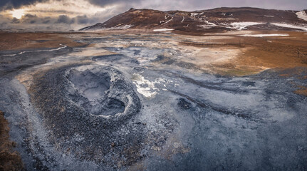 Hverir è una delle zone geotermali più attiva di tutta l'Islanda, la sua conformazione lo fa sembrare un paesaggio quasi lunare. - obrazy, fototapety, plakaty