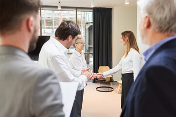 Ältere Business Frau beim shakehands mit Trainee