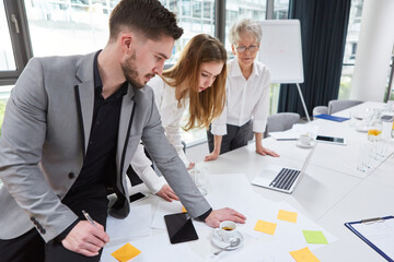 Start-Up Gründer und Team beim Brainstorming