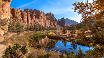 Fototapeta na wymiar The beautiful Canyon and River Trail on the Crooked River in Smith Rock State Park in Oregon