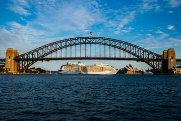 Fototapeta na wymiar Cruise Ship Leaving Sydney Harbour
