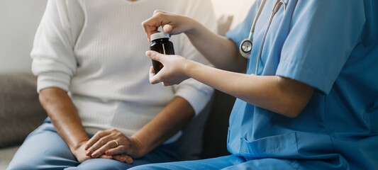 Obraz premium female therapist gives medication advice to an elderly patient.