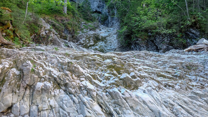 Ausgetrockneter Fluss mit interessanter Steinformation am Wasserfall bei Oberstdorf