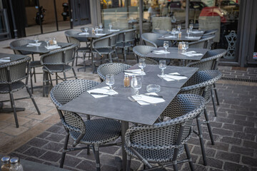 table dressée de restaurant en extérieur 