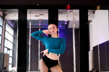 Fototapeta na wymiar Künstler Pole Dance Frau in Kunst AI Spezial Effekte vor der Kamera mit Berliner Techno Musik Studio