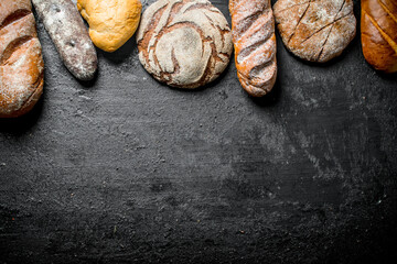 Obraz premium Different kinds of fresh bread.