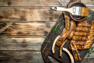 Chopped ribs grilled with a sauce.