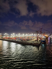 immagine notturna di un porto