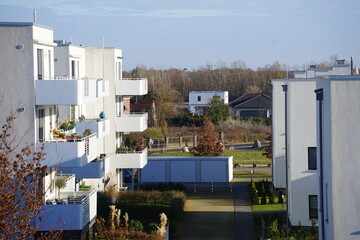 Fototapeta na wymiar Moderne Architektur mit Balkons zur Sonnenseite