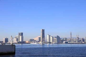 Fototapeta premium 大黒ふ頭から見た横浜みなとみらい21と富士山 (神奈川・横浜)