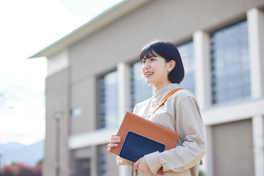 キャンパスライフを楽しむ日本人の大学生