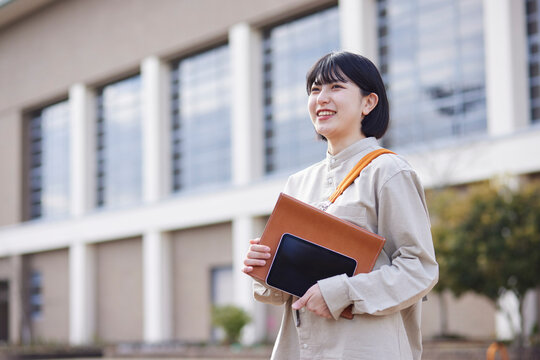 キャンパスライフを楽しむ日本人の大学生