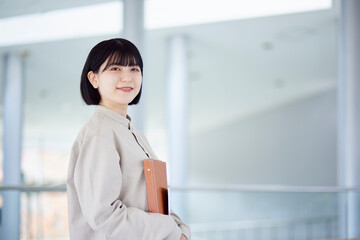 キャンパスライフを楽しむ日本人の大学生