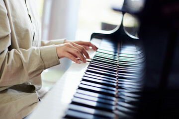 ピアノを演奏する若い日本人女性