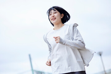 運動する若い日本人女性