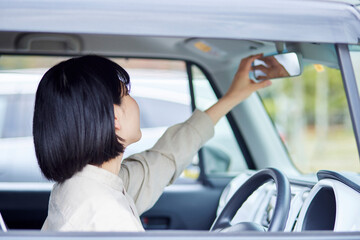 車の運転をする若い日本人女性