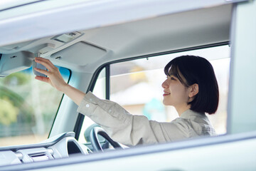 車の運転をする若い日本人女性