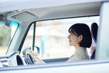 車の運転をする若い日本人女性 - obrazy, fototapety, plakaty