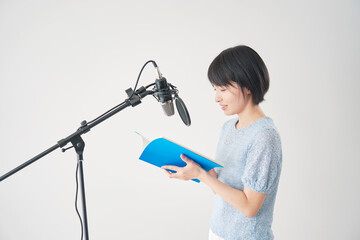 アフレコをする声優の女性　白背景