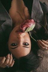Mujer maquillaje con rosa 