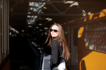 Fototapeta premium Künstler Poledance Frau in Kunst AI Spezial Effekte vor der Kamera mit Berliner Techno Musik Studio