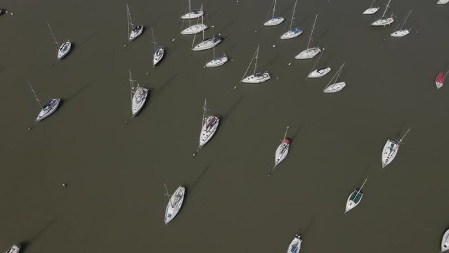 Barcos y lanchas en bah&iacute;a en costa 