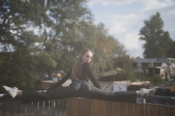 Künstler Pole Dance Frau in Kunst AI  Spezial Effekte vor der Kamera mit Berliner Techno Musik...
