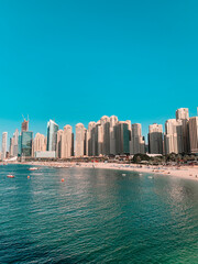 Obraz premium city skyline on beach