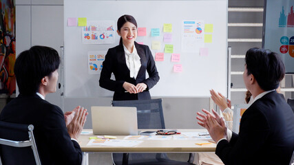 employees applaud for the manager to present the work.