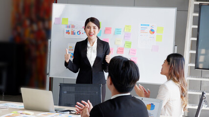 employees applaud for the manager to present the work.