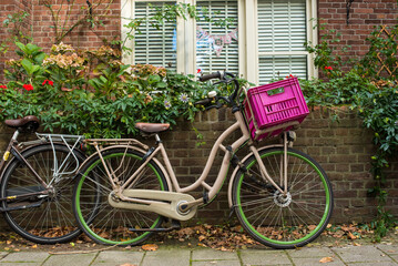Fototapeta na wymiar bicycle in front of a brick wall
