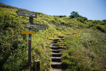 Photographie d'un sentier de randonnée en Bretagne, France, le GR34 et son fléchage au niveau de...