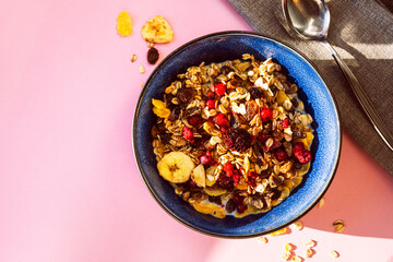 Muesli in einer Schale auf pinkem Hintergrund