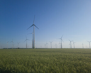 Windrad - Park bei Soest, Deutschland, blauer Himmel, Kornfeld