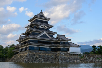 晴れた空をバックにした松本城