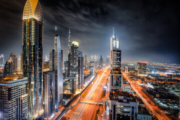 Ville de Dubaï la nuit. - 562458323